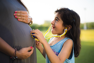 Pregnant-woman-with-her-little-daughter