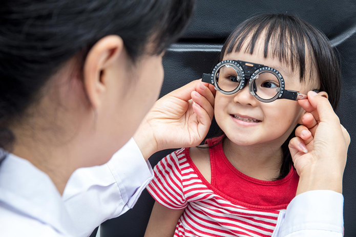 doctor-checks- child's eye