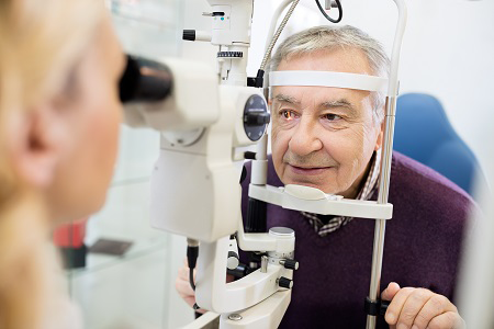 eye-checked-with-doctor-cao-thang-eye-hospital