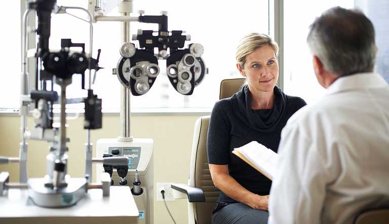 presbyopic-patient-consulting-with-ophthalmologist